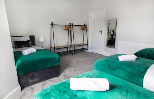 4 Bedrooms Spacious House With 2 Bathrooms Free Parking - sleeps up to 10 guests - Foto 33