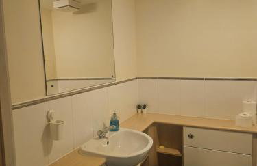 Edinburgh city centre one private bedroom in shared apartment with private bathroom with free car parking - Foto 10