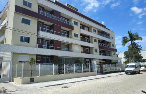 Apê novo Canasvieiras, 2 garagens, excelente localização - Foto 1