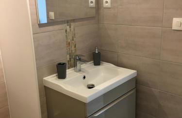 BedinReims "burgundy bottle" 110m2 Exceptional, 4 chambres doubles, 2 bain, free park & wifi, tout équipé - Foto 41