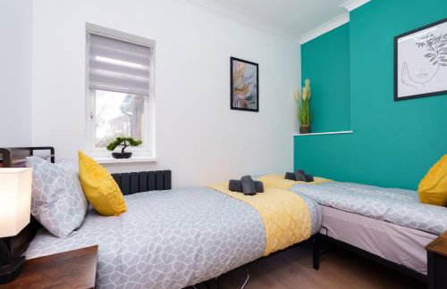 Stylish 3 Bedroom Sea View Apartment -Free Parking- Sleeps 9 - Photo 31