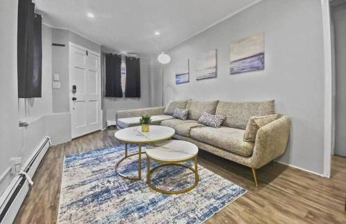 Bright 2BR Apartment in Stamford - Photo 1