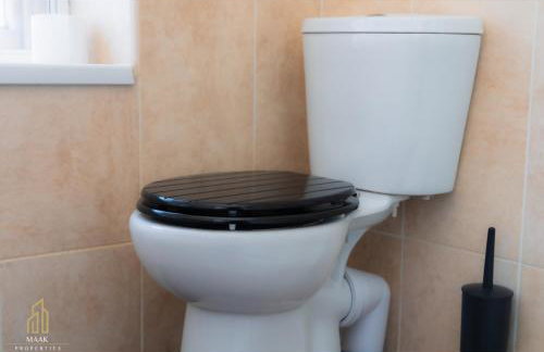 Modern 2BR Apartment - Prime Location Near Beach & Town - Sleeps 5 - Foto 36