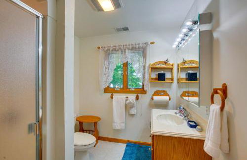 Sauna and Fireplaces! Lakefront Cadillac Retreat - Foto 19