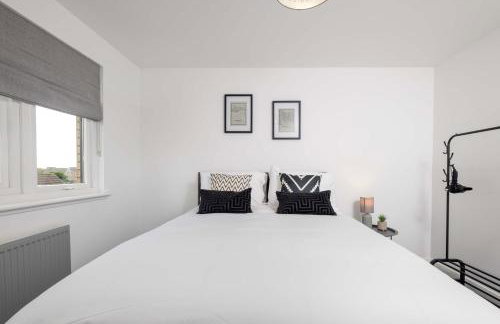 LANGLEY HOUSE Free Parking central LOCATION 5 bed all double with smart TV 3 BATHROOMS Loved by TRADES teams ideal for LONG STAYS contact langley cottages and apartments - Foto 35