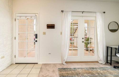 Bright Eastside 2BD 2BA Retreat w Pool and Parking - Foto 14