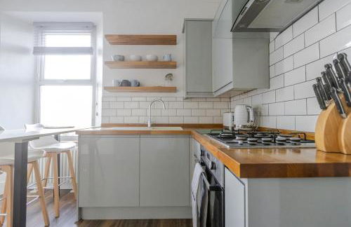 Stylish 3-Bed Home - 2 Mins to Beach & Town - Foto 31