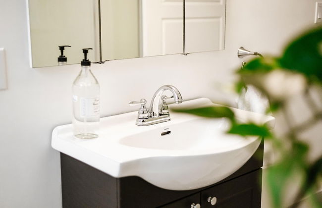 Gorgeous Bungalow With a Backyard Deck - Photo 63