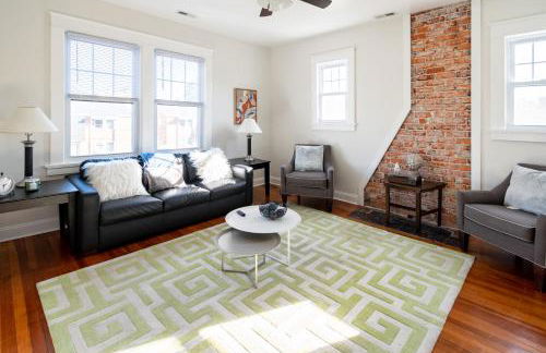 Contemporary 3-Bedroom Home with Balcony in RVA - Foto 1