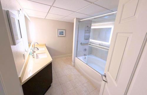 Stylish 2 Bed 2.5 Bath Condo Near Beverly Hills. - Photo 6