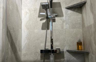 Newly Renovated 1-Bed Apartment with Private Patio - Foto 26