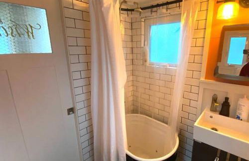 Lofted Bedroom Teal Tiny Home with Creek Views - Foto 10