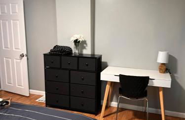 Cozy Modern Home with Large Fenced in Backyard - Foto 8