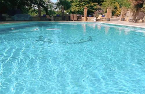 3 Bedroom Lodge Hotub pool in Horsley Surrey UK - Photo 16