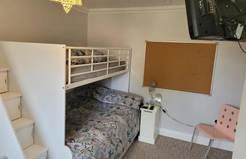 Detached luxury 5 bed house, lanscaped garden, fire pit, parking, can sleep families or workers - Foto 32