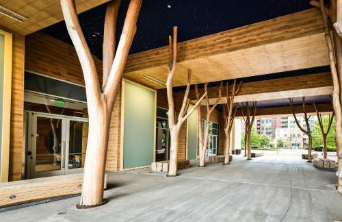 Posh 2BR Retreat Gym, Prkng and Scenic Rooftop - Photo 31