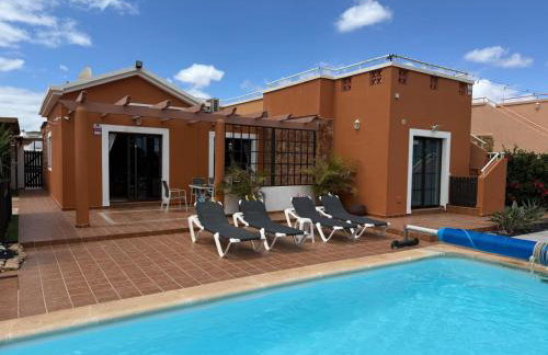 Casa Piedra, Luxury Family Front Line Golf, Hot Tub,Pool Table, 8 pers, Caleta de Fuste - Foto 1