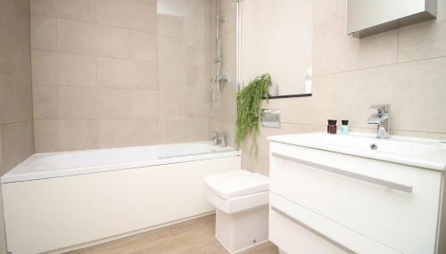 Stylish 2-Bed Apartment in the Heart of Cardiff Bay - Foto 4, Shower