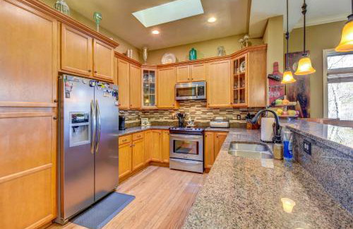 West Union Townhome with Patio and Lake View - Foto 8