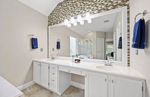 Artist Retreat at Cypress Creek - Hotub - Sleeps 9 - Photo 42