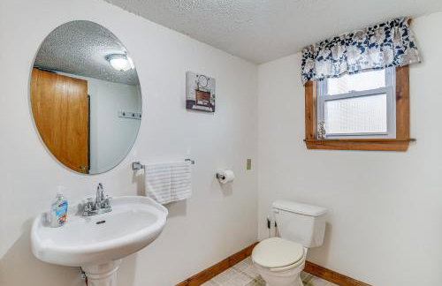 Cozy New York Farmhouse with Porch, Grill and Fire Pit - Foto 26