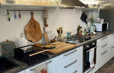 Private Stone Cottage with Starlink & Lake View - Foto 17