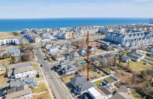 3BR Beach House | Fire Pit & Bar | Steps to Beach - Foto 45