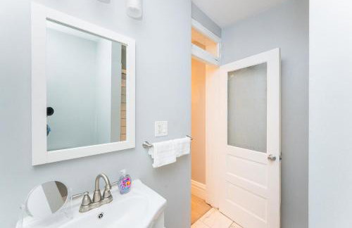 TWO town homes! 6 Bedrooms, 2 King beds, Walk to Eats - Foto 31