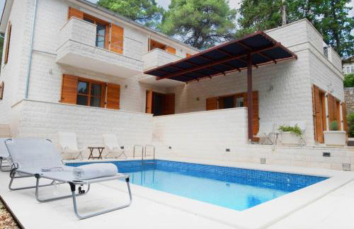 Private luxury Villa BIANCO on Solta for up to 10 persons, heated pool, free parking, very close to the beach! FREE Kajak & Mountainbikes, GREAT living area & privacy! - Foto 2