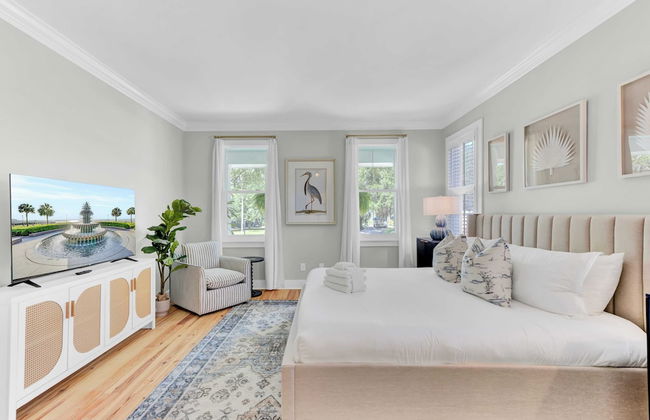 Southern Oasis by Avantstay 0.5mi Walk to the Beach, Pool, Patio, Large Yard - Photo 25