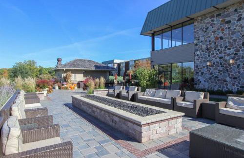 Modern Lake Geneva Condo with Year-Round Views - Foto 33