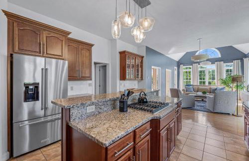 Stunning Modern Retreat! Year-Round Swim Spa | Hot Tub | Movie Room | Firepit - Foto 12