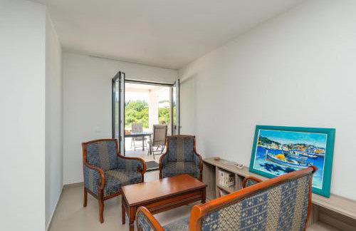 Green & Blue Five Bedroom Villa with Private Pool and Complete Privacy - Photo 27