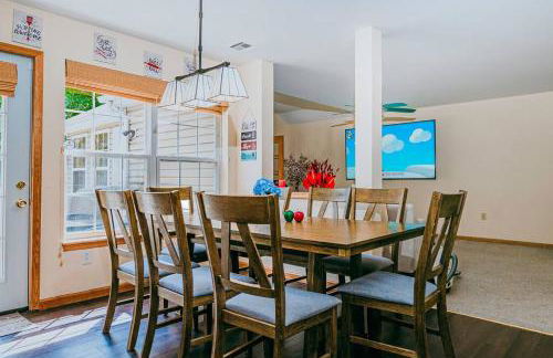 Gorgeous Cozy 5 Bedroom House with Hottub,Lake,Pool - Foto 18