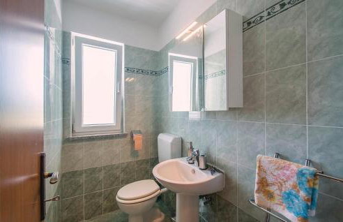 2 Bedroom Awesome Apartment In Labin - Photo 14