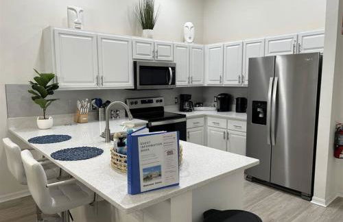 580 - Stunning Renovated Home with Large East Facing Pool Deck Overlooking Preservation Area and Games Room - Foto 54