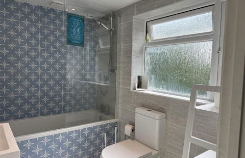 Caterham 3 Bed House, Free on street Parking - Photo 17