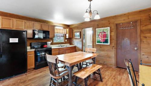 Charming Modern Cabin with Hiking Trails and Fire Pit - Foto 3