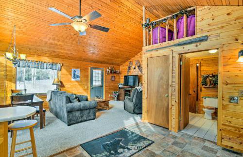 Cozy Manistique Cabin with Deck, Grill and Fire Pit! - Foto 11