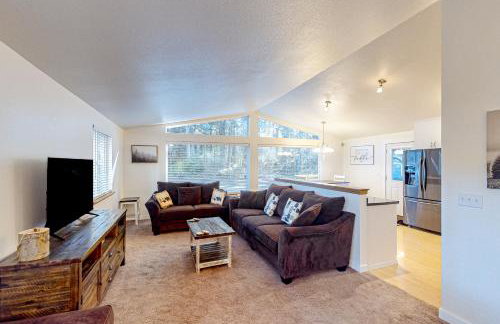 Hike, Golf & Fish: Outdoorsy Retereat Near Tacoma - Photo 2