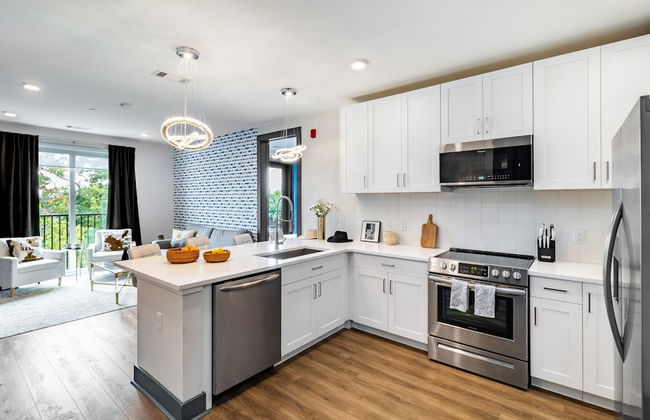 Lindsley by Avantstay Balcony Modern Design A Downtown Location - Photo 12