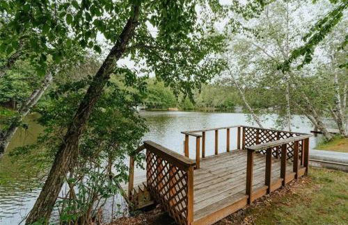 Lakefront with Lots of Light and Private Dock Access - Foto 45