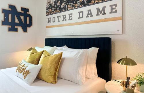 Step into School Spirit at the Golden Dome Getaway - Foto 31