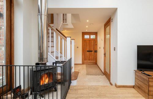 The Coach House - Beautiful Home in Cheltenham! - Photo 71