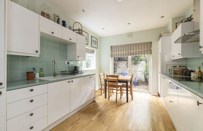 JOIVY Charming 3 bed house with a rooftop terrace - Photo 13