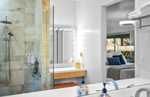 Nature-Inspired Stay with Pool, Fire Pits and More - Foto 16