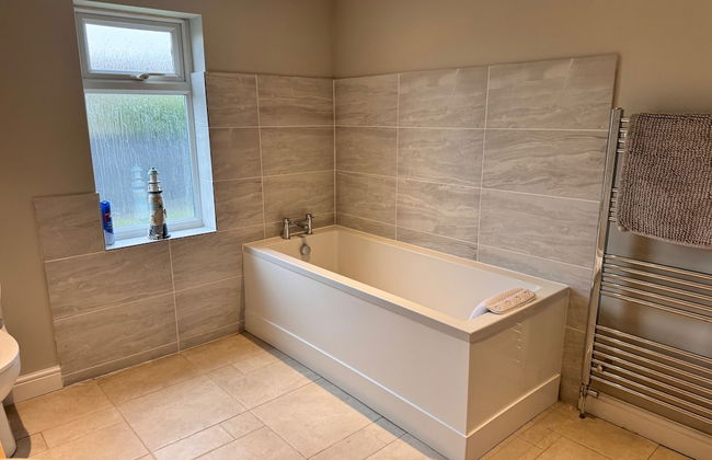 Pet-friendly - 2 Bedrooms Bungalow hot tub Parking - Foto 14