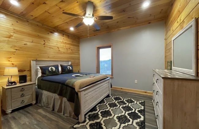 Nature lovers dream! Steps from fishing plus 140 acres of hiking! 4 Bedroom Home by RedAwning - Foto 5