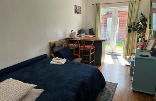 The Cherry Hill Studio - Kitchenette, bathroom, parking and lovely garden - Photo 13