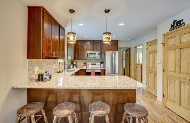 Over the Top Lodge by Avantstay Hot Tub, Shared Pool, Beach/lake Access - Foto 11